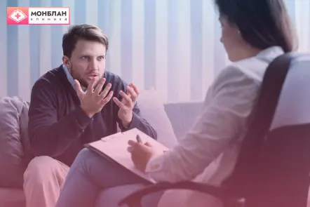 Мужчина проходит лечение шизофрении